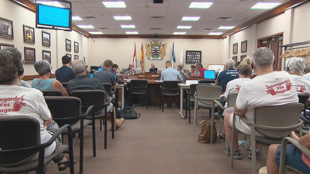 Public qui écoute le conseil municipal