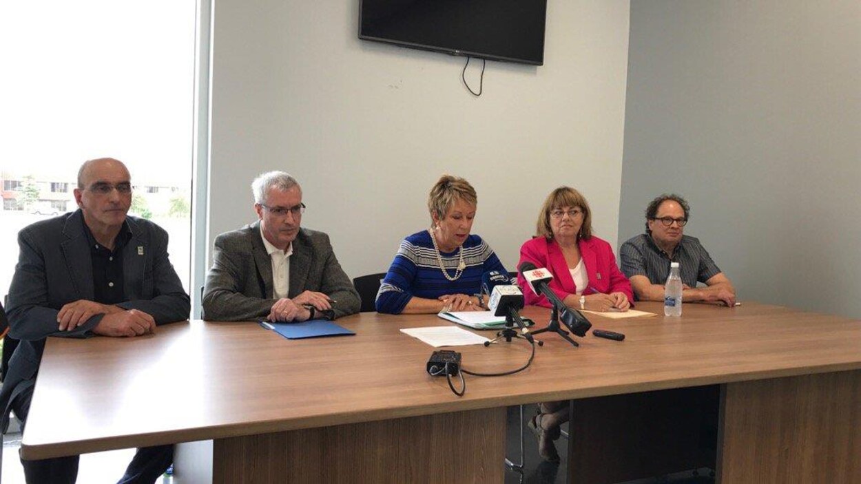 Les cinq conseillers issus de l’ère Corriveau ont annoncé en point de presse qu’ils ne se représenteraient pas aux prochaines élections municipales. Les cinq conseillers issus de l’ère Corriveau ont annoncé en point de presse qu’ils ne se représenteraient pas aux prochaines élections municipales.