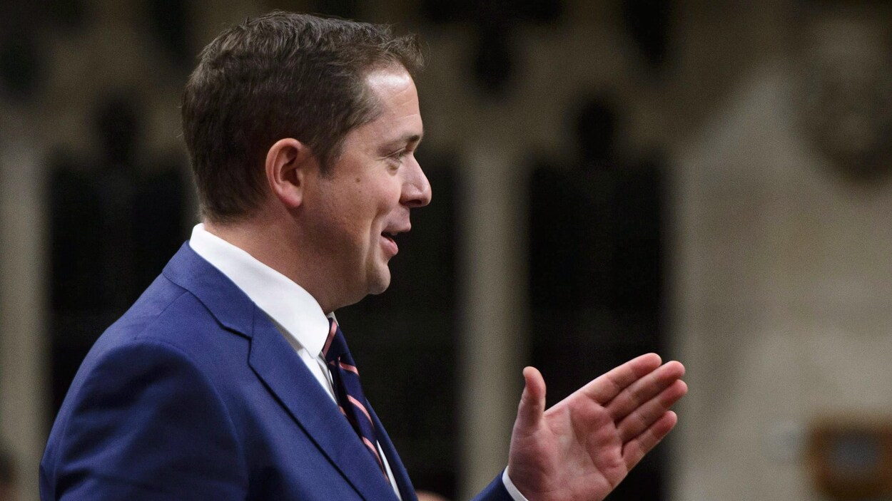 M. Scheer est vu de profil.