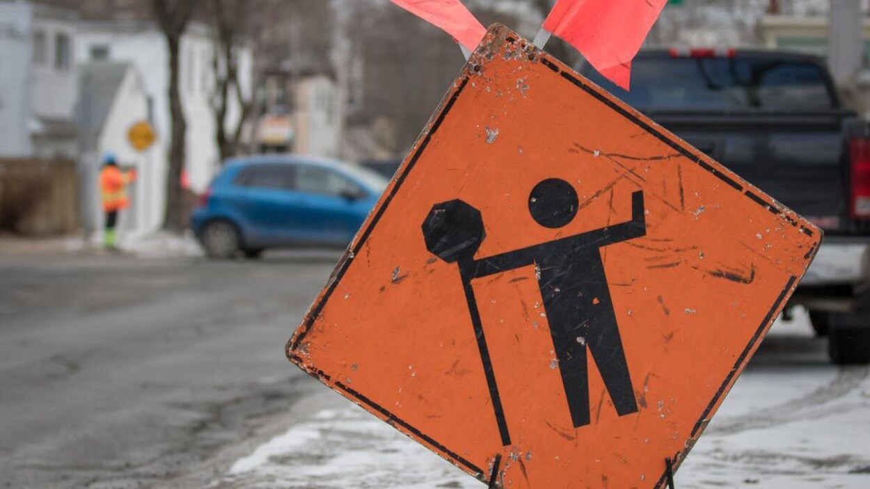 Une affiche de signalisation annonce un chantier de construction.