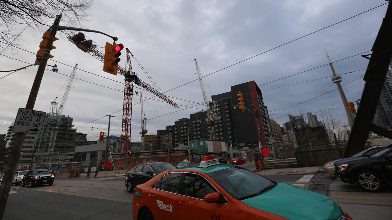 Un chantier de construction au coin d'une rue importante à Toronto.