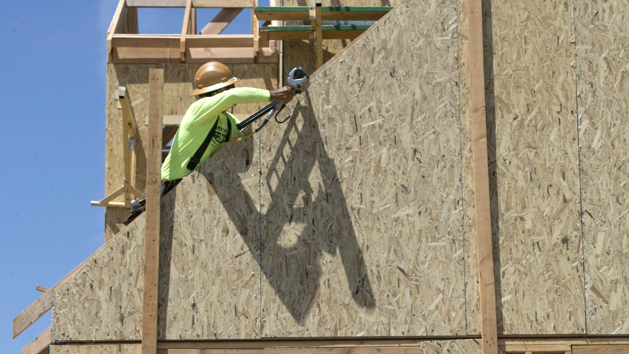un travailleur de la construction est au travail dans ce qui doit devenir un bâtiment. un travailleur de la construction est au travail dans ce qui doit devenir un bâtiment.