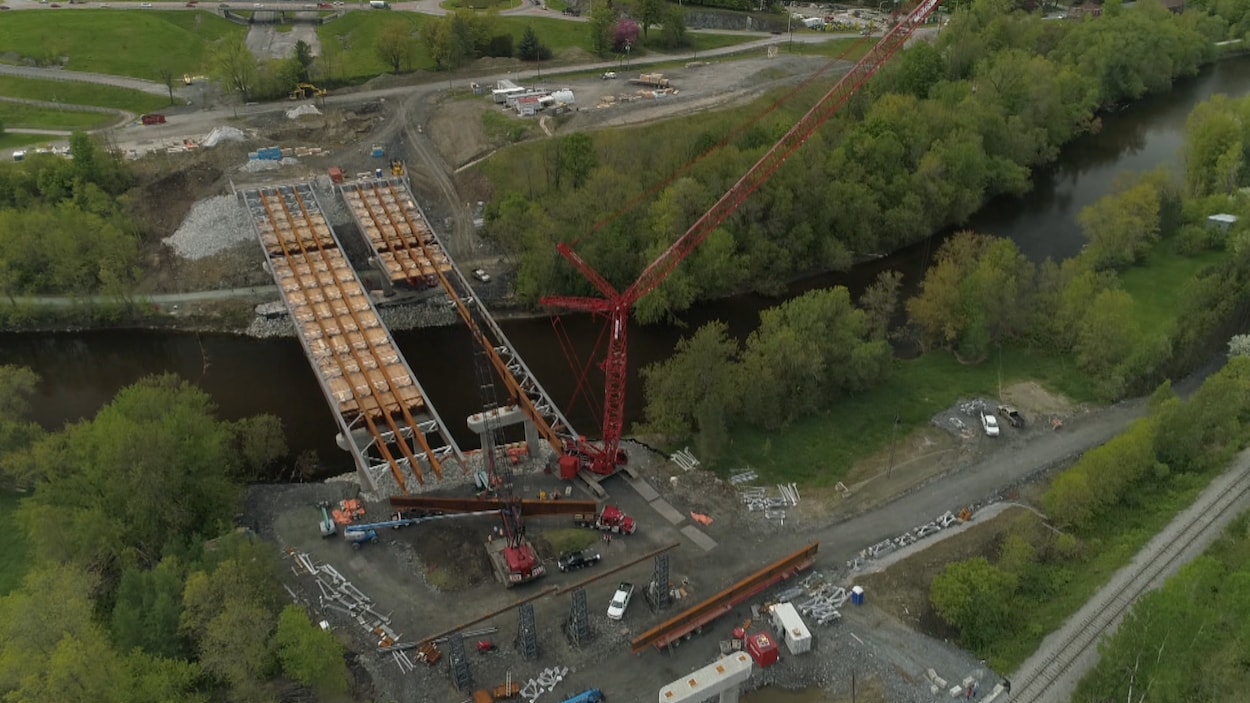 La construction d'un pont situé sur l'autoroute 410 vue des airs.