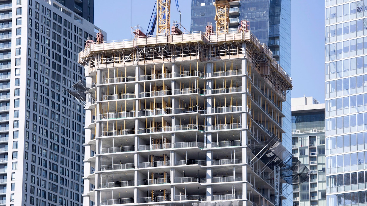 Une tour d'appartements dans le centre-ville de Montréal est en train d'être construite.