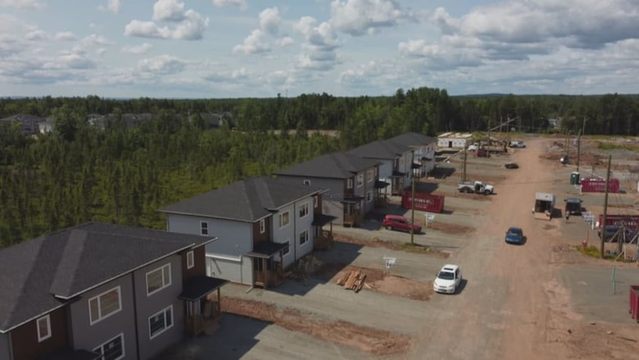 Le Nouveau-Brunswick envisage une nouvelle taxe sur les terrains vacants