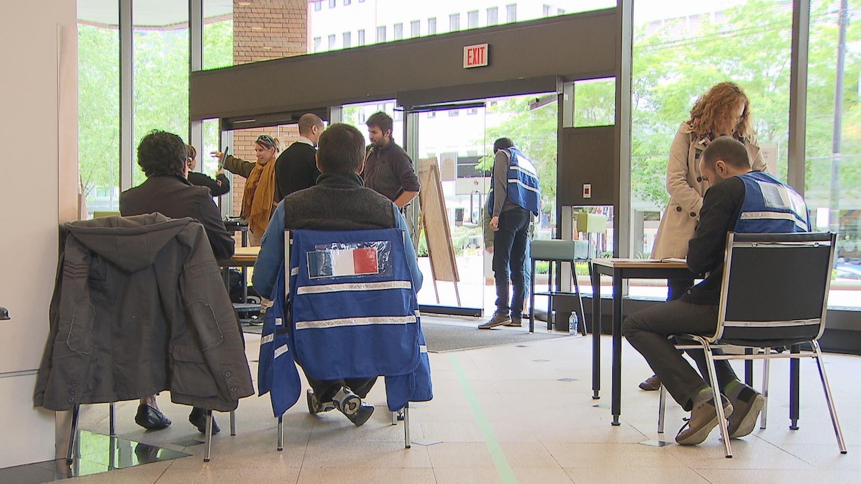 Un bureau de vote pour le premier tour des élections législatives françaises au consulat général de France à Vancouver