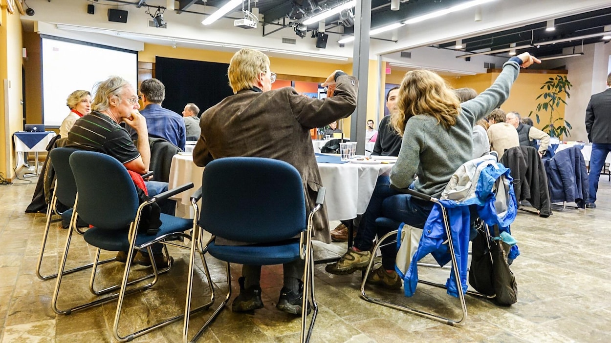 Des citoyens discutent lors de tables rondes pendant une soirée de consultation de l'Ordre des architectes du Québec à Sherbrooke le 4 avril 2017 Des citoyens discutent lors de tables rondes pendant une soirée de consultation de l'Ordre des architectes du Québec à Sherbrooke le 4 avril 2017