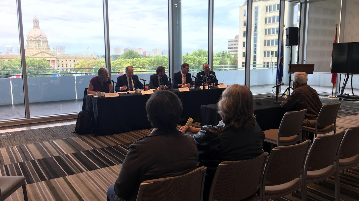 Les membres du comité de consultations sur le changement d'heure entendent les résidents d'Edmonton. Les membres du comité de consultations sur le changement d'heure entendent les résidents d'Edmonton.