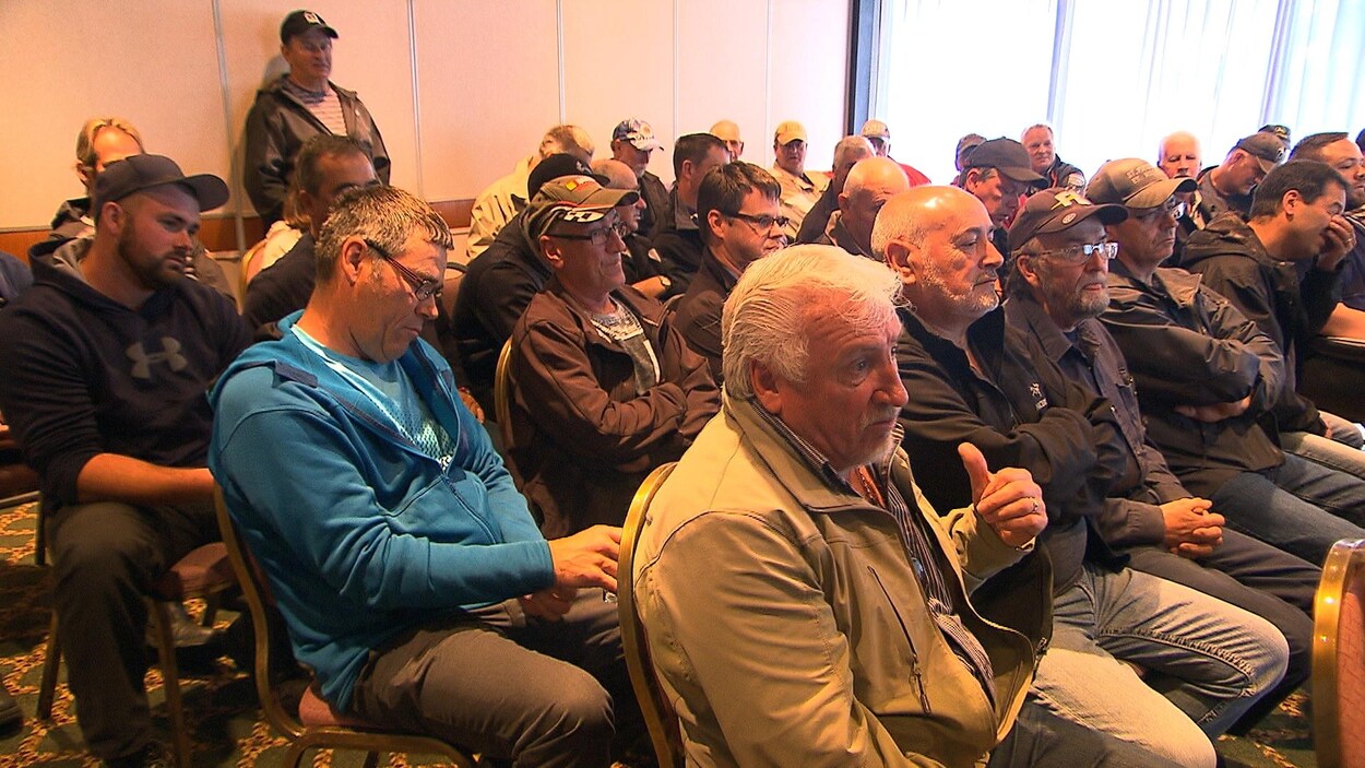 Une quarantaine de personnes s'étaient déplacées à Sept-Îles pour exprimer leur avis sur un éventuel système de permis de pêche récréative en mer. Une quarantaine de personnes s'étaient déplacées à Sept-Îles pour exprimer leur avis sur un éventuel système de permis de pêche récréative en mer.