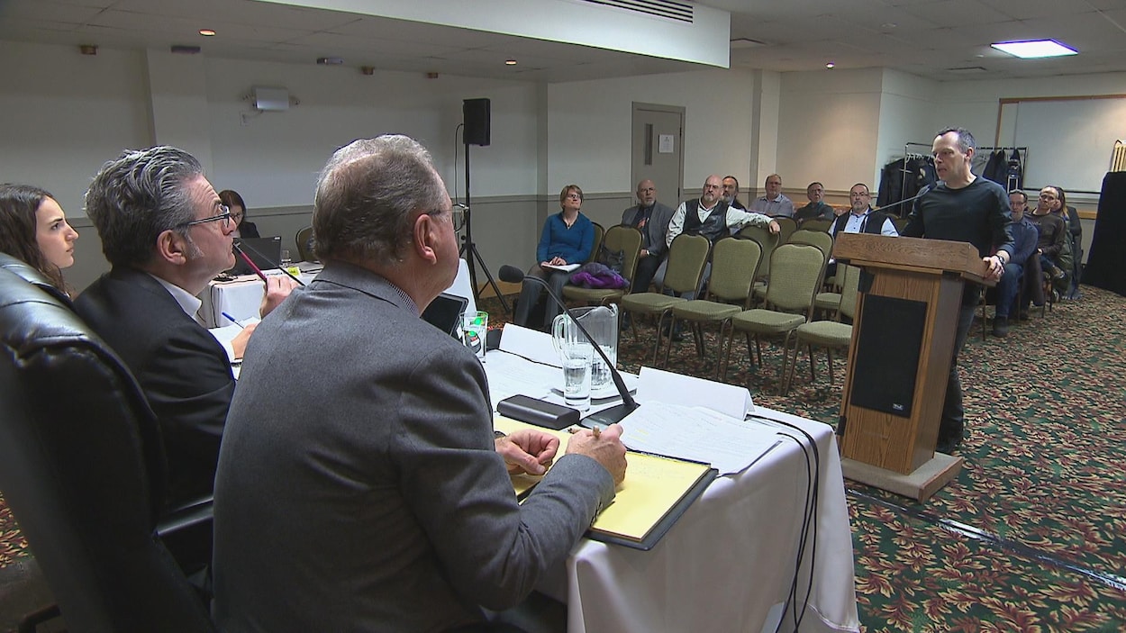 Un neurochirurgien de Trois-Rivières, Dr Alain Bilocq, lance un cri du coeur contre le cellulaire au volant à l'occasion de la consultation publique sur la sécurité routière de la SAAQ. Un neurochirurgien de Trois-Rivières, Dr Alain Bilocq, lance un cri du coeur contre le cellulaire au volant à l'occasion de la consultation publique sur la sécurité routière de la SAAQ.