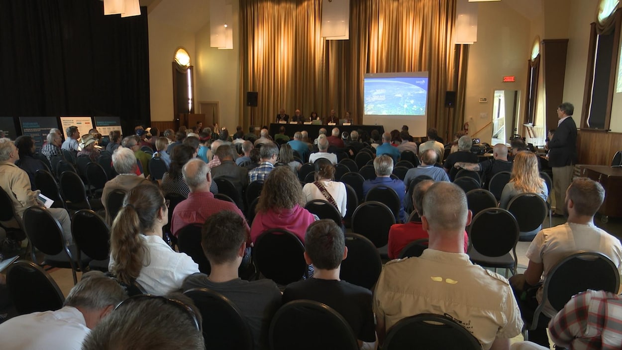Des dizaines de citoyens ont assisté à la consultation publique.