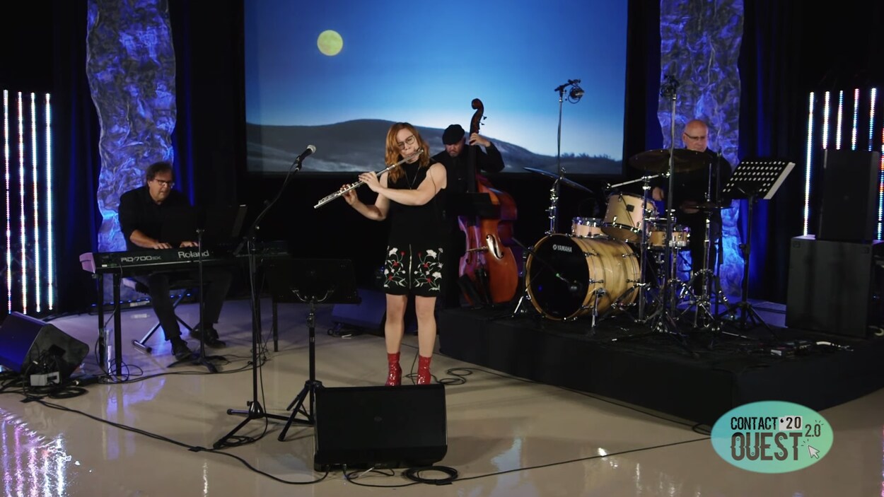 La flûtiste Marie-Véronique Bourque sur scène entourée de musiciens.