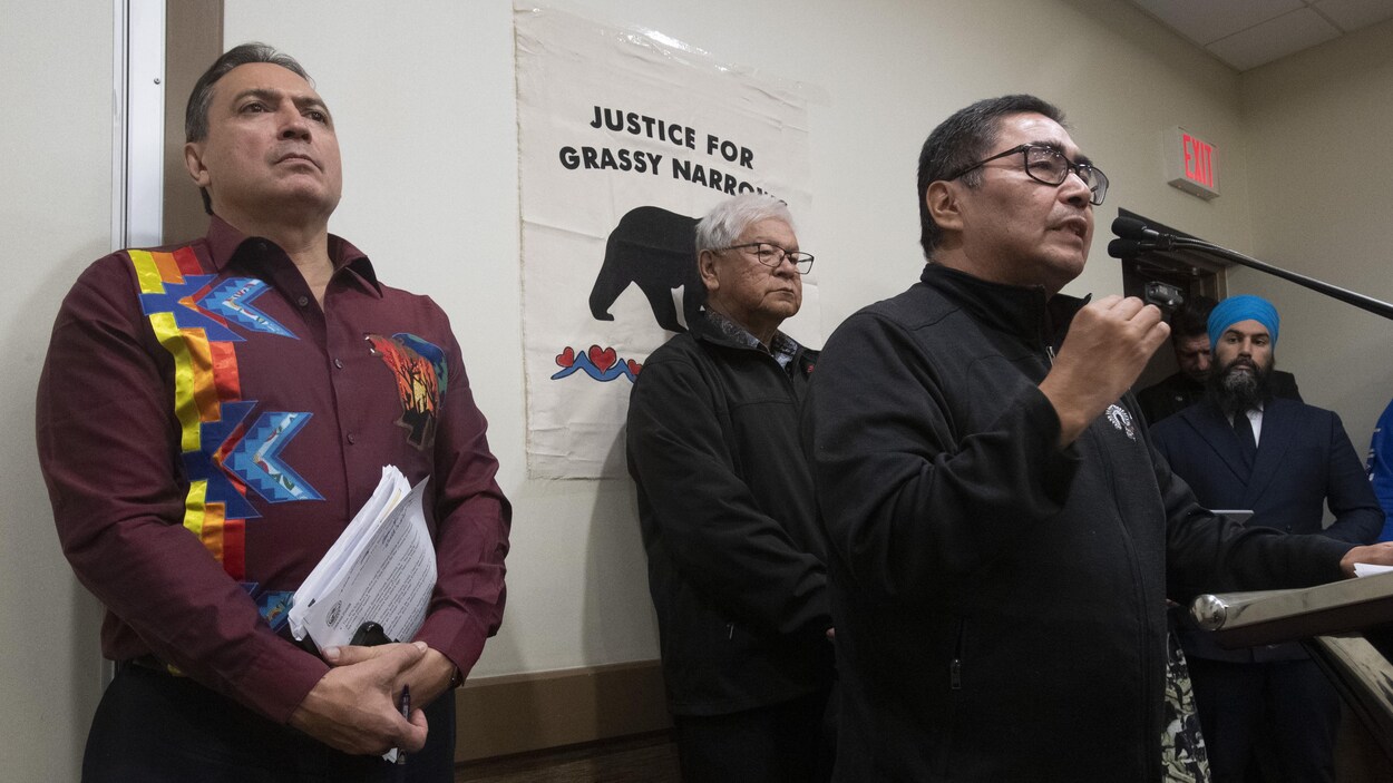 Le chef national de l'APN Perry Bellegarde, l'aîné Bill Fobister Sr et le chef du NPD Jagmeet Singh derrière le chef de la Première Nation de Grassy Narrows Rudy Turtle, lors d’une conférence de presse à la réunion annuelle des chefs de l'Assemblée des Premières Nations (APN) à Ottawa le 3 décembre 2019.