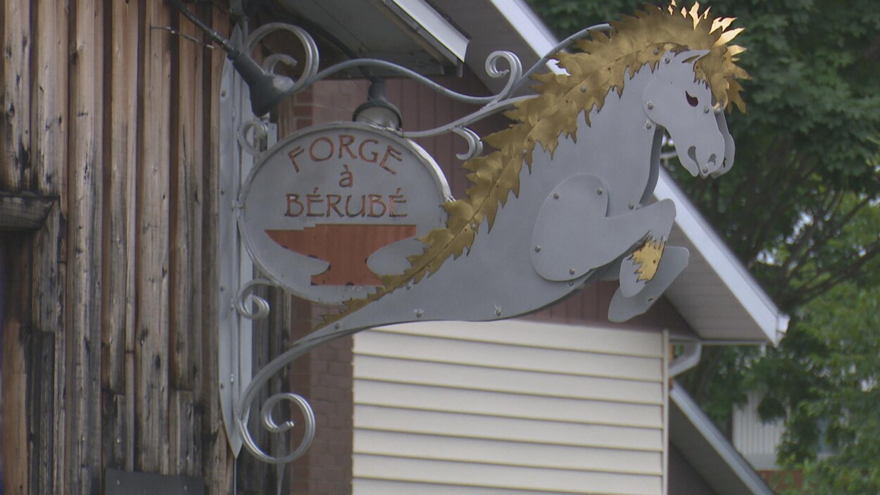 L'enseigne de la Forge à Bérubé, qui arbore un cheval en métal.