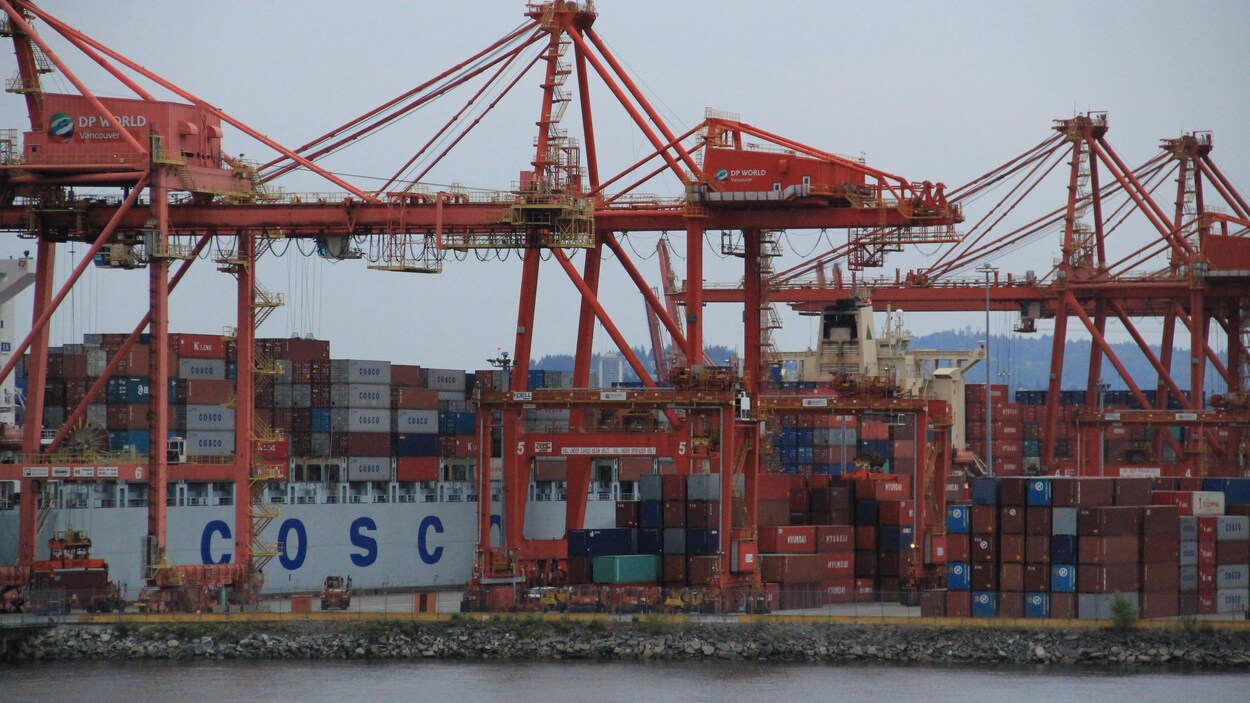 Des conteneurs au port de Vancouver