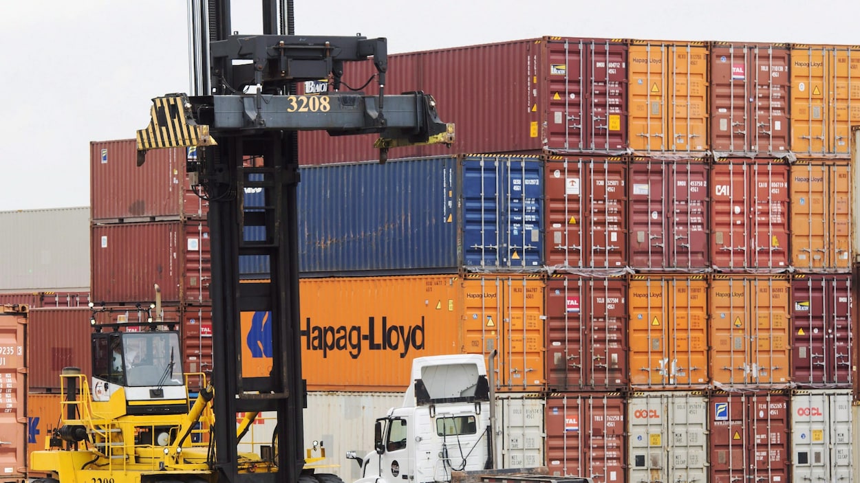Des conteneurs de marchandises sont entreposés au port de Montréal. Des conteneurs de marchandises sont entreposés au port de Montréal.