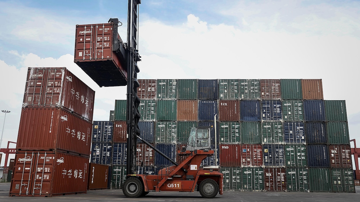 Un chariot élévateur manipule des conteneurs dans le port de Wuhan, en Chine.