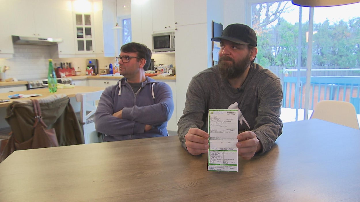 Vincent et Martin Cyrenne dénoncent que l'unicycle électrique ne soit pas officiellement permis sur la voie publique.
