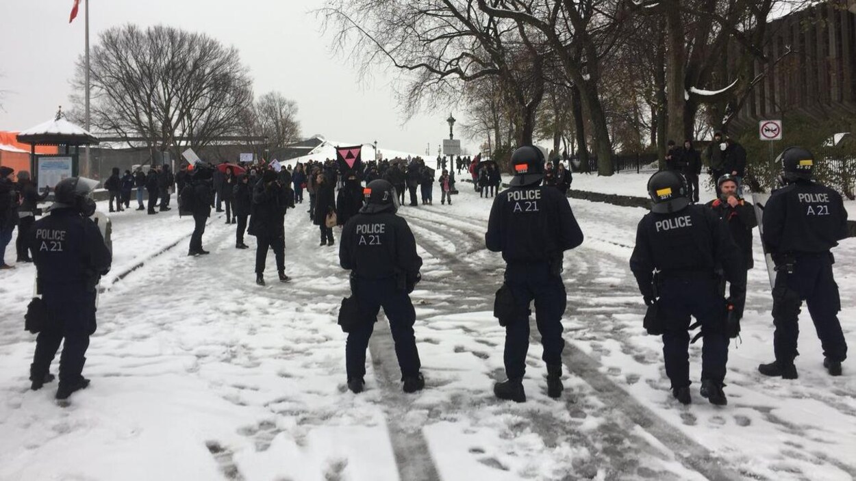 Des policiers surveillent les militants de la droite identitaire.