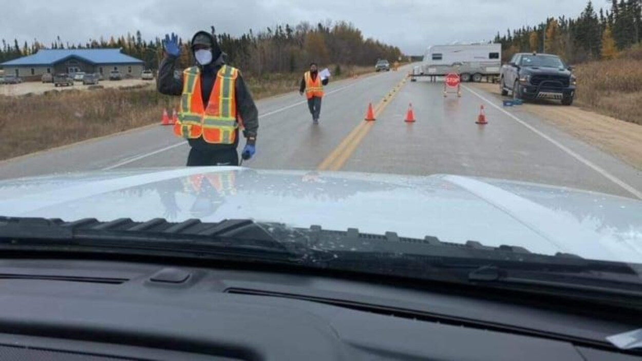 Des personnes arrêtent des automobilistes qui circulent dans la Première Nation Misipawistik.