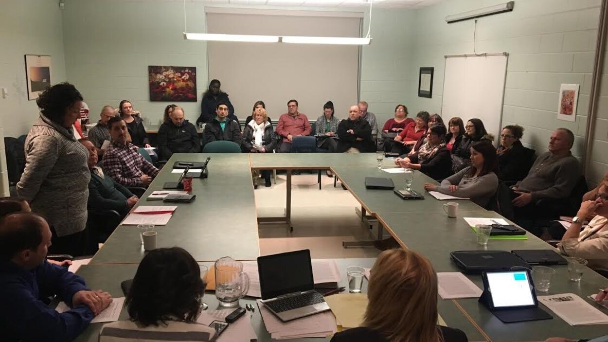 Des participants assis autour d'une grande table. Des participants assis autour d'une grande table.
