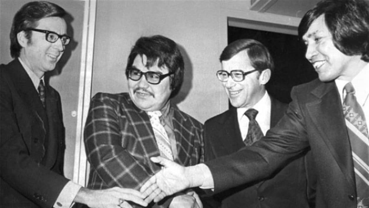 Robert Bourassa (à gauche), Billy Diamond (au milieu à gauche) ainsi deux autres représentants du gouvernement des nations crie et inuite ayant signé la Convention de la Baie-James.