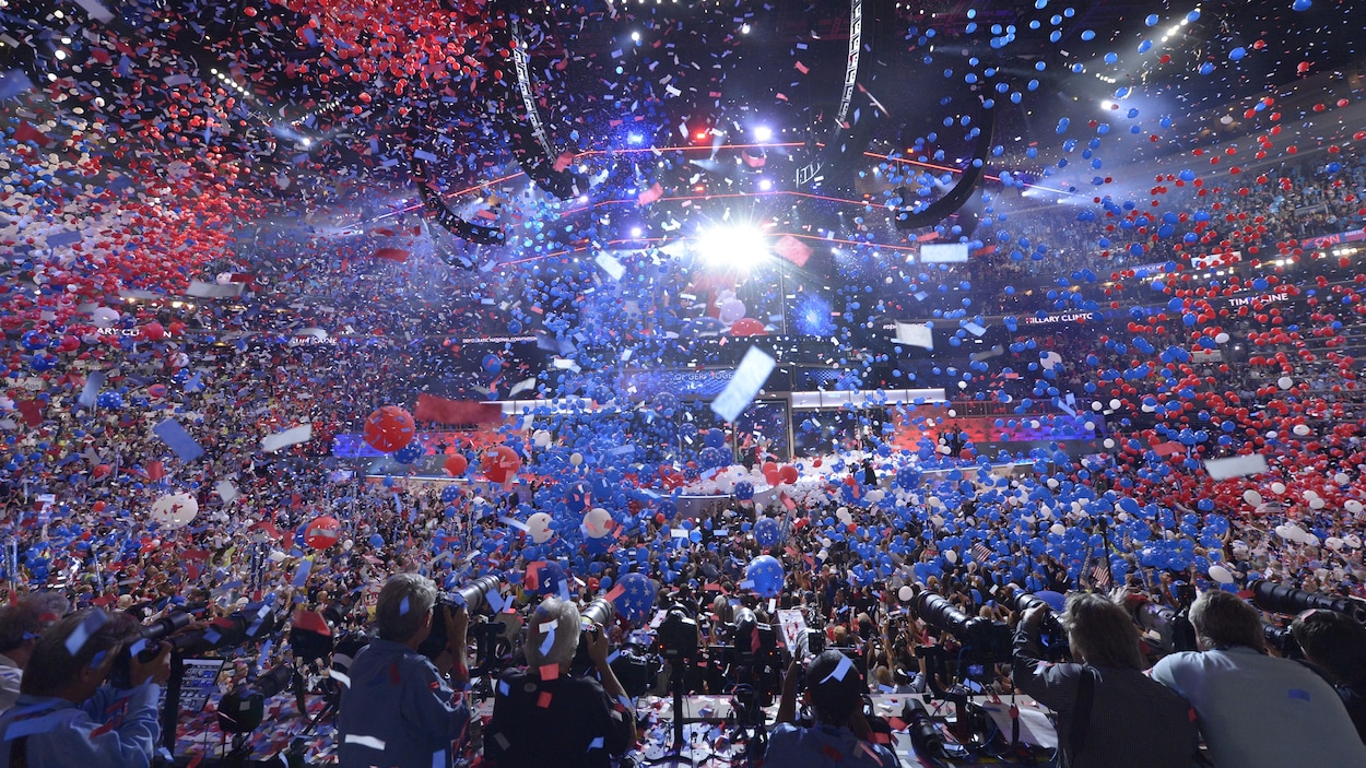 Des ballons bleus, blancs et rouges sont lancés dans les airs.
