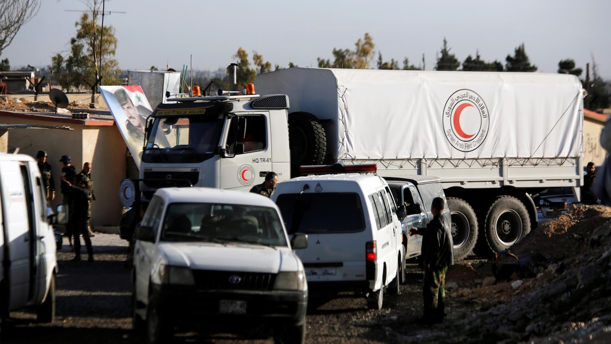 Un convoi d'aide humanitaire de retour de la Ghouta orientale près de Damas, la capitale syrienne. Un convoi d'aide humanitaire de retour de la Ghouta orientale près de Damas, la capitale syrienne.