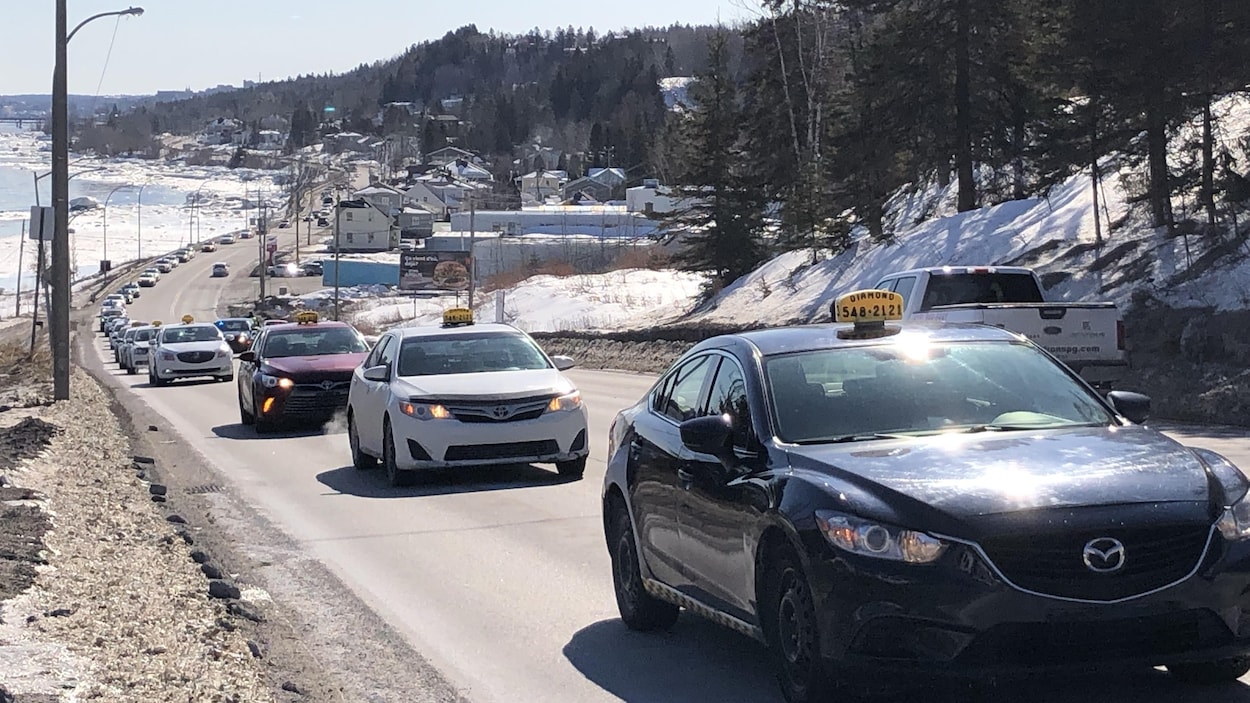Des voitures de taxi circulent en direction de Jonquière.