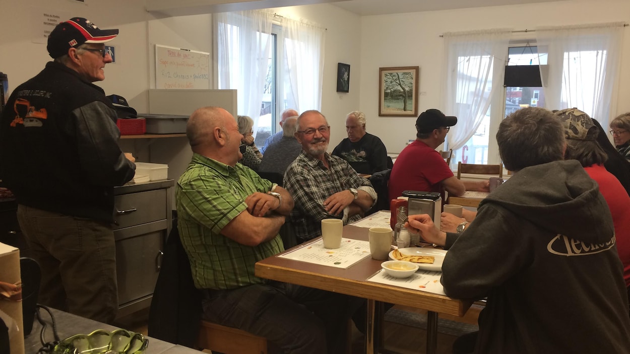 Des hommes discutent dans un petit restaurant de village. Des hommes discutent dans un petit restaurant de village.