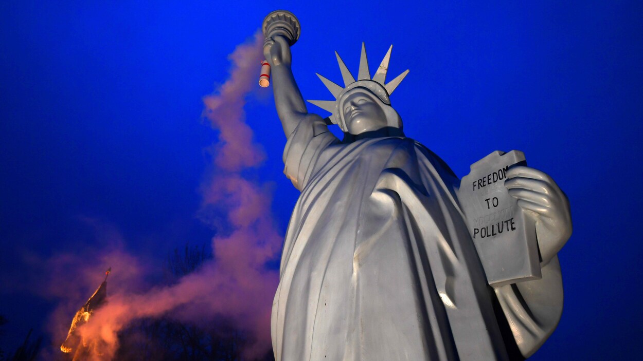 L'artiste danois Jens Galschiot a créé une réplique de la statue de la Liberté avec une torche qui émet de la fumée pour dénoncer le retrait des États-Unis de l'Accord de Paris. La statue a été placée dans le parc Rheinaue, aux abords de la COP23 à Bonn. L'artiste danois Jens Galschiot a créé une réplique de la statue de la Liberté avec une torche qui émet de la fumée pour dénoncer le retrait des États-Unis de l'Accord de Paris. La statue a été placée dans le parc Rheinaue, aux abords de la COP23 à Bonn.