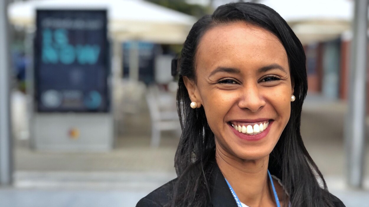 Aicha Ahmed souriant à la caméra.