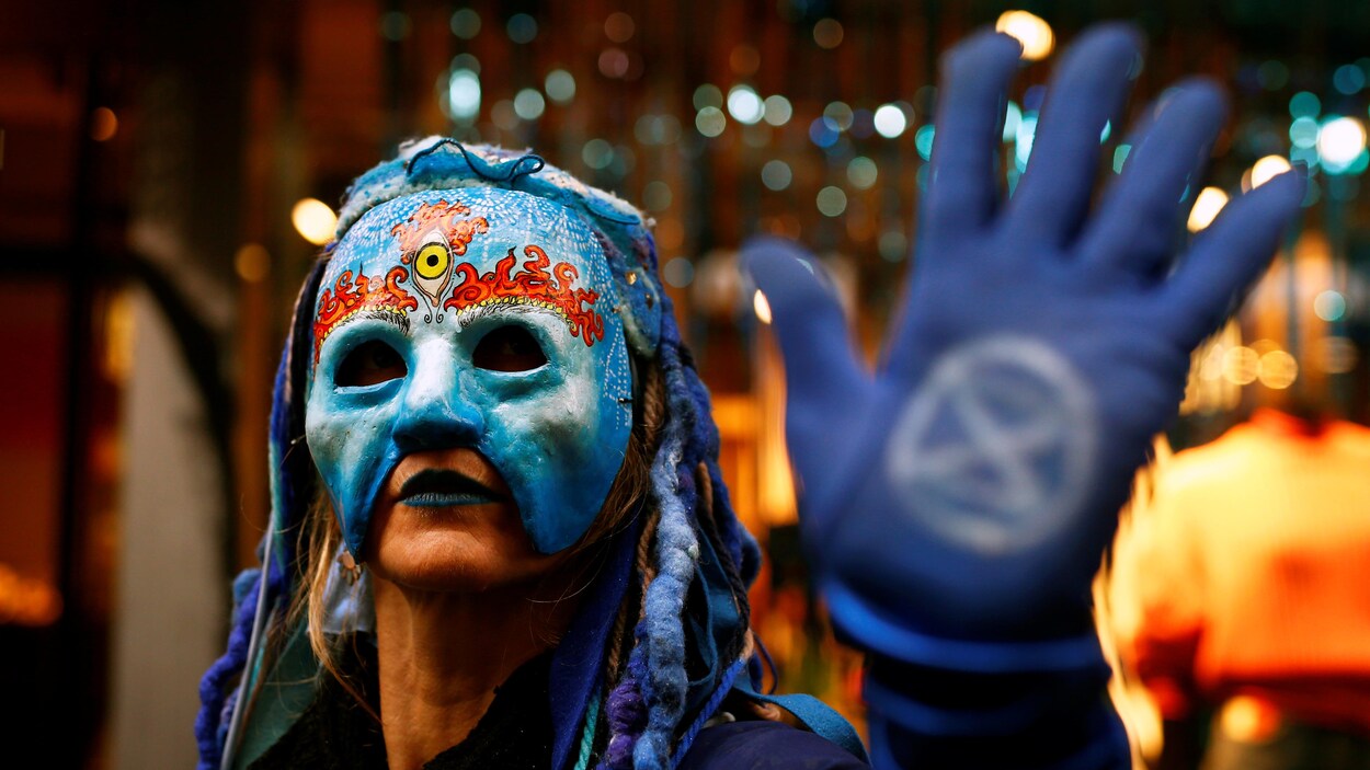Une manifestante porte un masque.