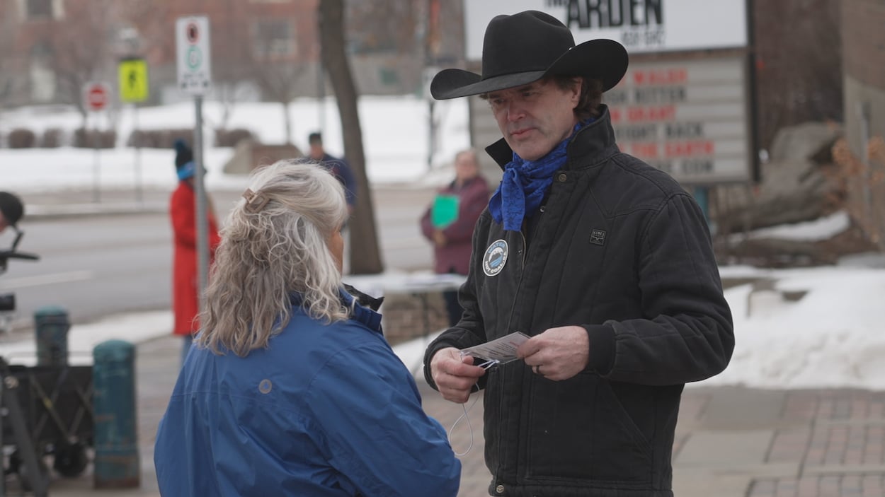 Corb Lund sillonne l’Alberta à Pâques pour sa pétition contre les mines de charbon