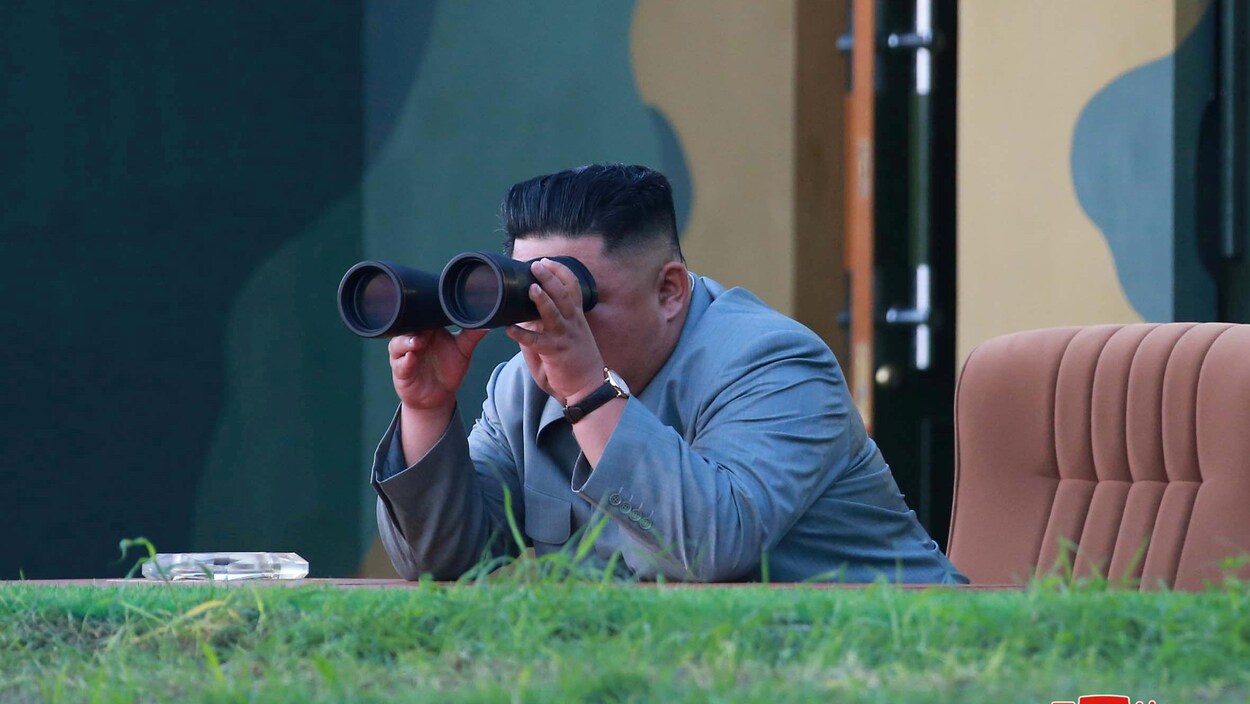 Le leader de la Corée du Nord, Kim Jong-un, regarde dans des jumelles.