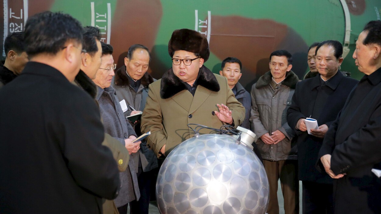Le leader nord-coréen Kim Jong-un en compagnie de chercheurs.