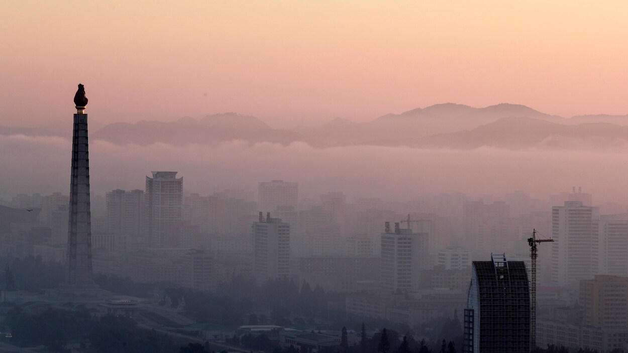 La ville de Pyongyang est colorée par les rayons du soleil au lever du jour.