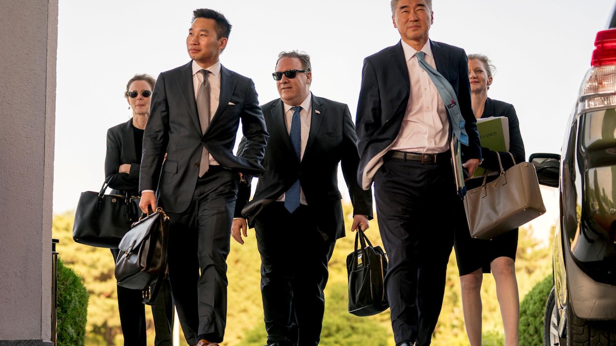 Le secrétaire d'État Mike Pompeo en compagnie de ses conseillers, à l'extérieur.