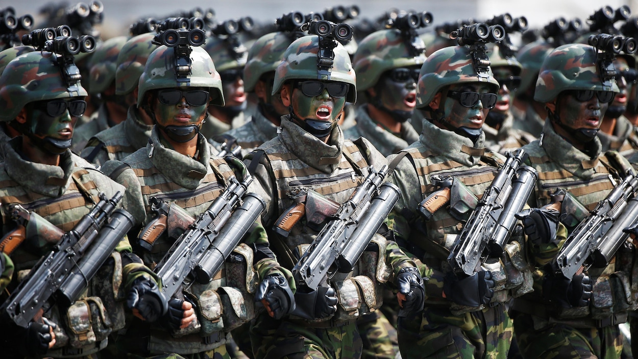 Des soldats nord-coréens lors d'un défilé militaire à Pyongyang Des soldats nord-coréens lors d'un défilé militaire à Pyongyang