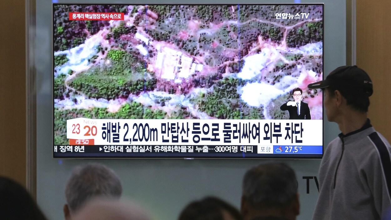 De Sud-Coréens regardent une télévision montrant une image satellite du site d'essais nucléaires de Punggye-ri.