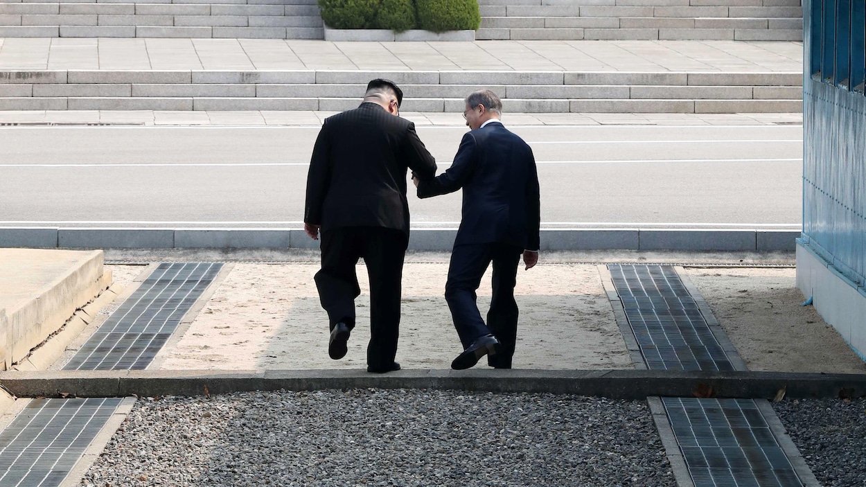 Premier dirigeant nord-coréen à fouler le sol sud-coréen depuis la guerre de 1950-1953, Kim Jong-un s’est dit « submergé par l’émotion » après avoir franchi la frontière. Premier dirigeant nord-coréen à fouler le sol sud-coréen depuis la guerre de 1950-1953, Kim Jong-un s’est dit « submergé par l’émotion » après avoir franchi la frontière.