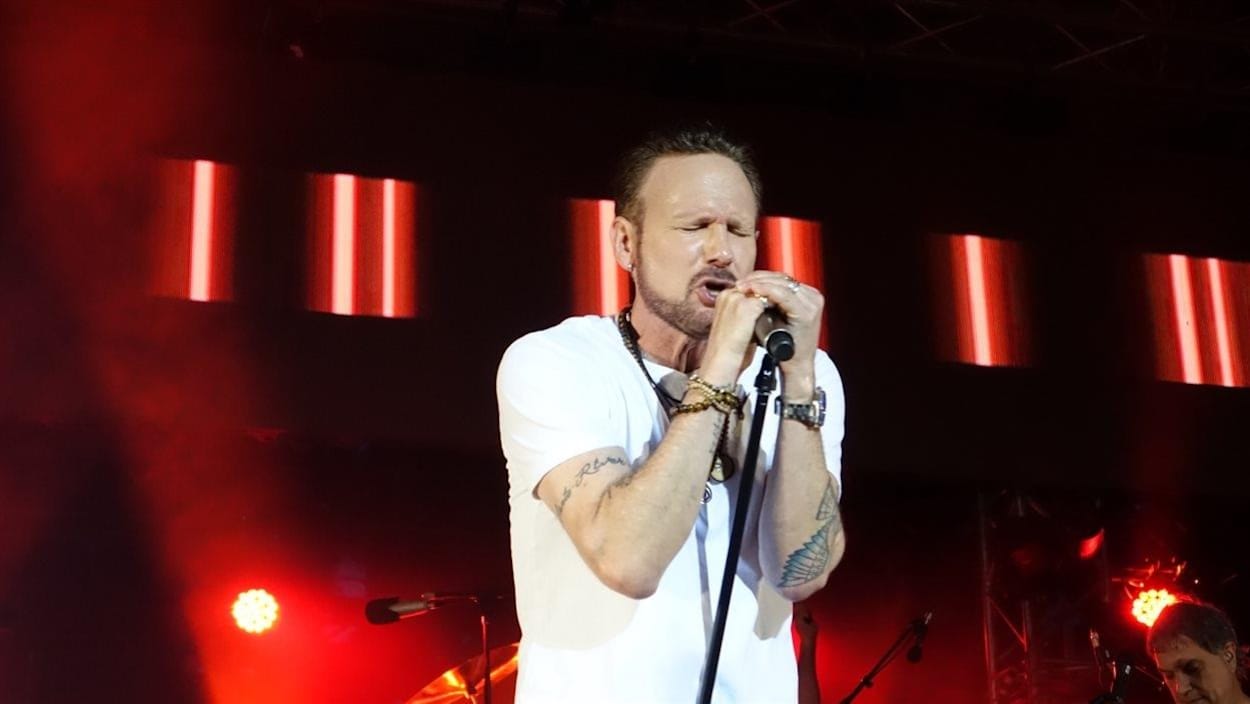 Le chanteur sur scène.