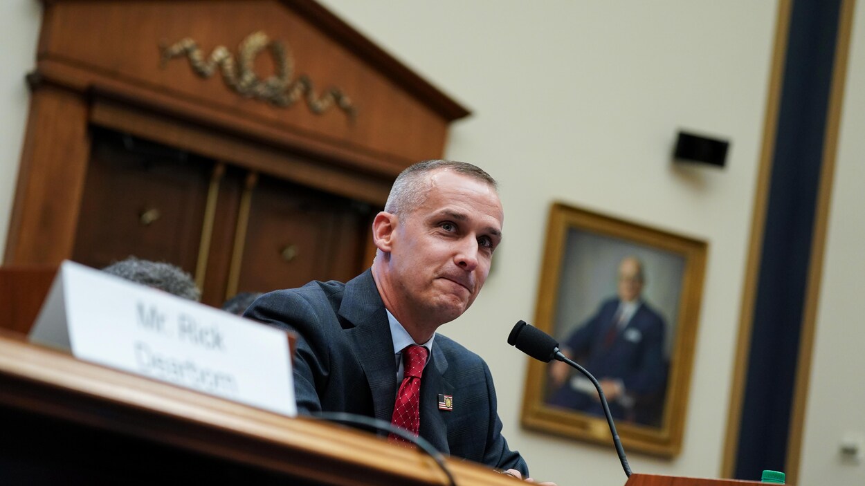 Corey Lewandowski, semblant retenir un sourire, témoignant devant des parlementaires américains.