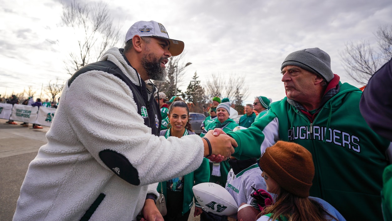 Les champions de la Coupe Grey accueillis avec enthousiasme à leur retour à Regina