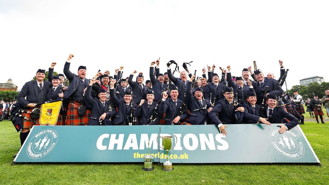 Le corps de cornemuses de SFU champion du monde à Glasgow