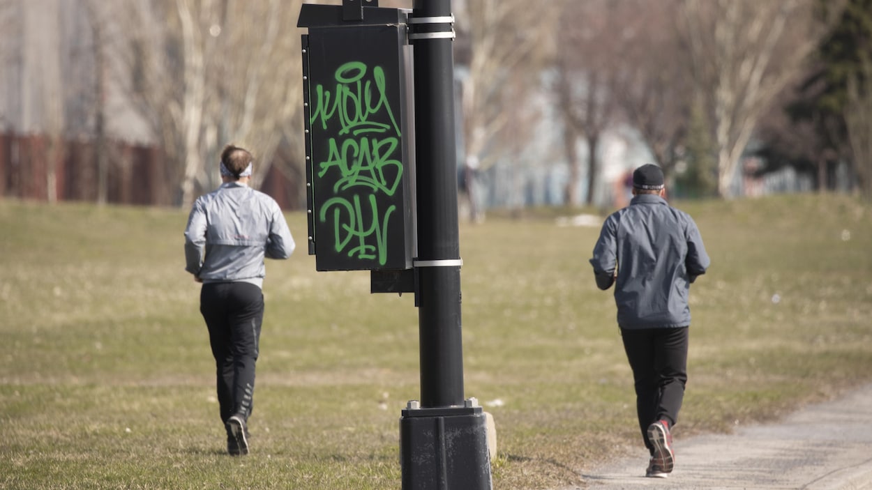 Deux hommes courent dans un parc, éloignés l'un de l'autre.