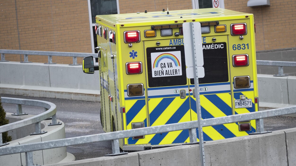 Arrivée d'une ambulance à l’hôpital Charles-Le Moyne à Longueuil.