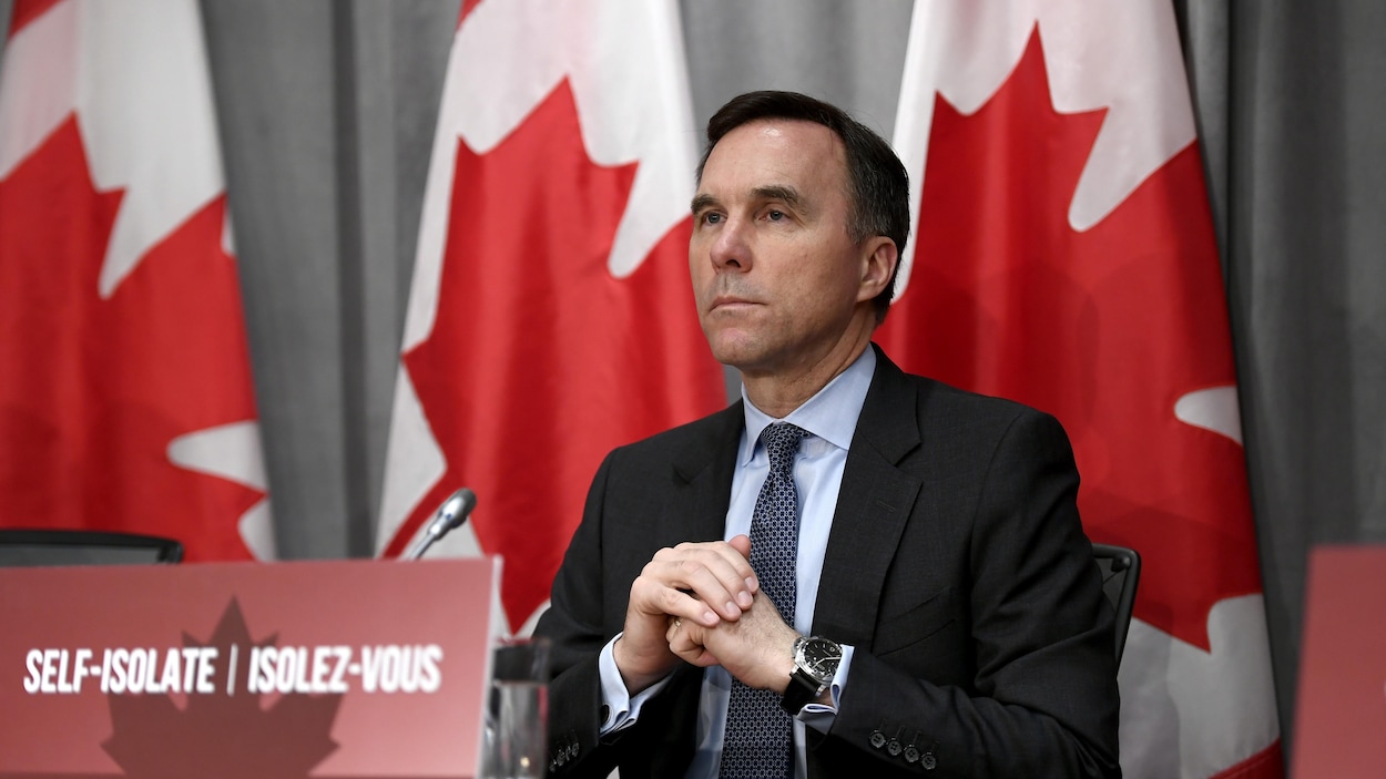 Bill Morneau lors d'une conférence de presse.
