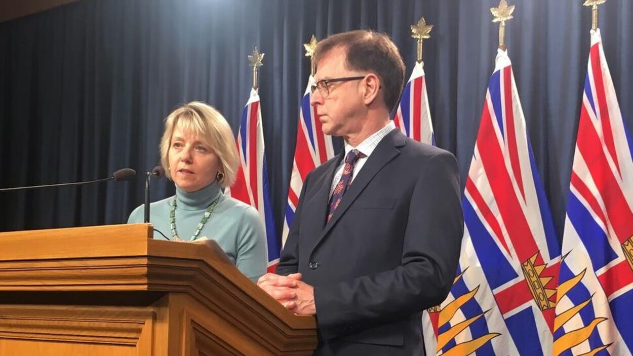 La Dre Bonnie Henry et Adrian Dix en conférence de presse.