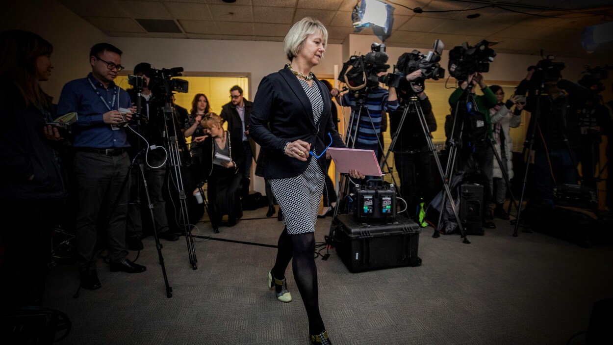 Bonnie Henry sous les caméras des journalistes